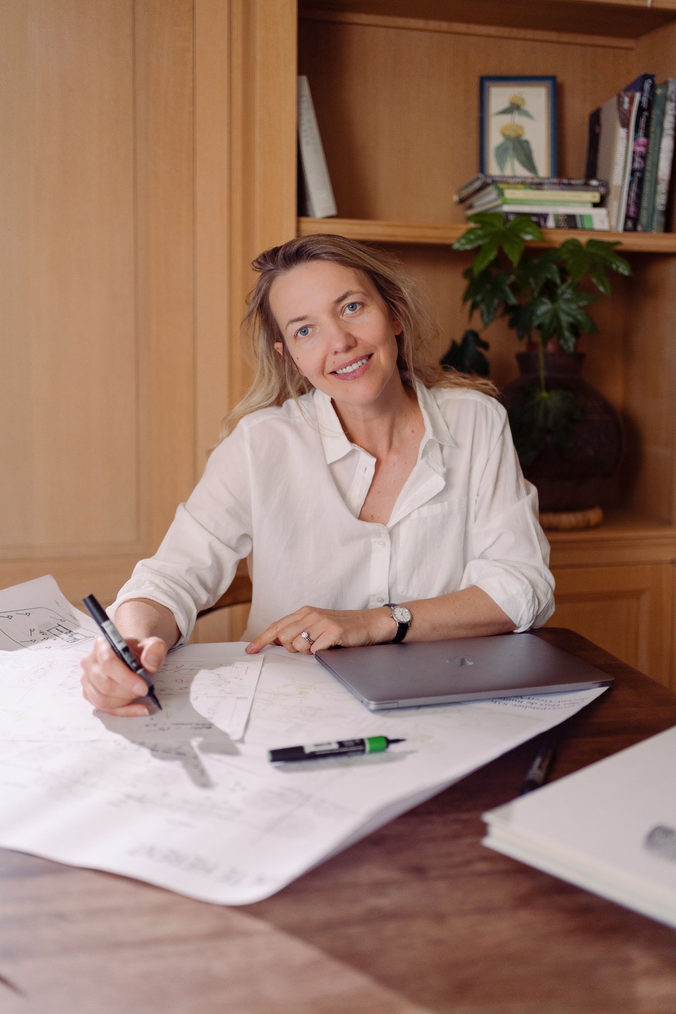 Olga Hart aan het werk met ontwerpplannen